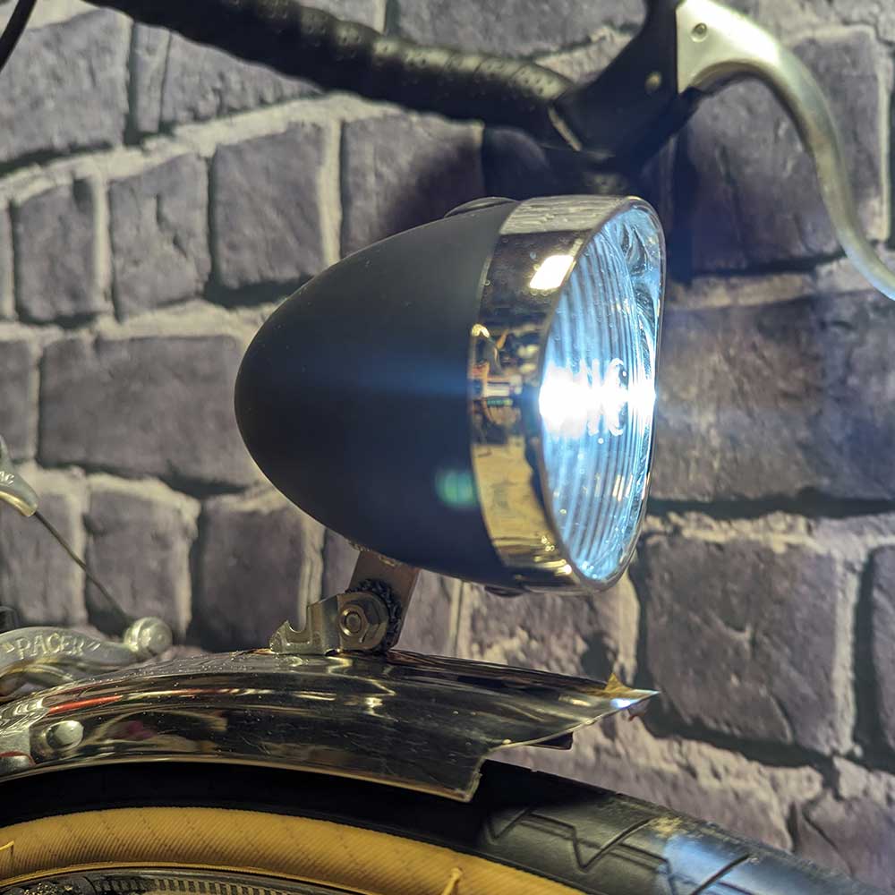 Éclairage LED avant pour vélo vintage sur garde-boue noir