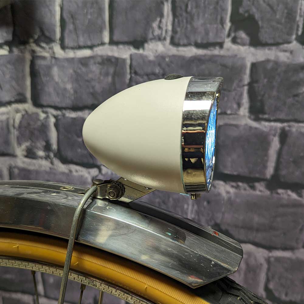 Eclairage-velo-vintage-avant-LED-sur-garde-boue-a-piles-blanc